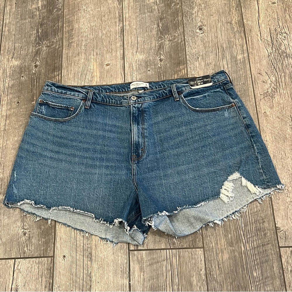 Abercrombie & Fitch NWT women's The 4" Mom Short Curve Love Size 36/22 High Rise